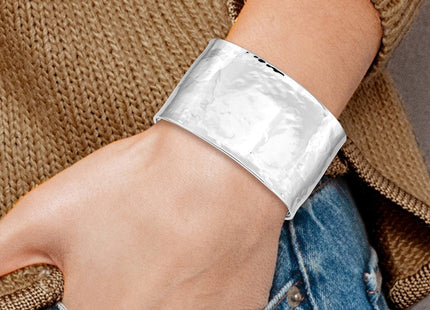14k White Gold Hammered Polished Cuff Bangle Bracelet (Style DB563)